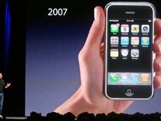 Apple iPhone от първата версия от 2007 г е продаден