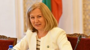 Йорданова заяви, че оспореният закон не спира да действа