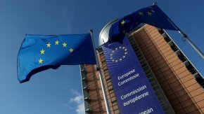В първото писмо Комисията подчертава, че България и 8 страни членки не са приложили директивата за превоз по суша на опасни стоки, която важи както за международни, така и за национални транспортни операции в рамките на ЕС