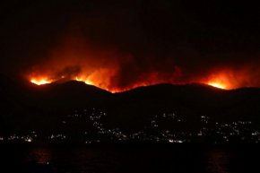 На островите Родос и Корфу продължава борбата с пожарния фронт.