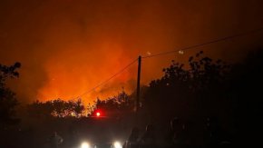 Цяла нощ пловдивските огнеборци са  дежурили и на мястото на пожара на Гребната база в Пловдив, където пламнаха сухи треви, храсти и дървета. Въпреки, че пожарът бе овладян снощи, жителите на района и тази сутрин все още усещат миризмата на изгоряло .