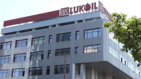 Руската компания Лукойл притежава рафинерията в Бургас "Лукойл Нефтохим", като търгува с горива и има над 200 бензиностанции.