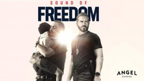 Критици опитват да пришият Звукът на свободата към QAnon, защото актьорът и реалният герой алармират за покровителствани робски труд, секс и търговия с органи. 