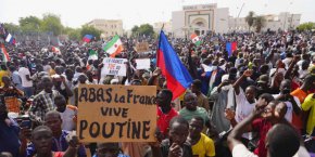 Франция спря финансовата помощ за бившата си колония и това предизвика бурни протести пред френското посолство в столицата Ниамей.

