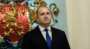 Той коментира думите на лидера на партия ГЕРБ Бойко Борисов, който нарече служебните правителства „диктатура“