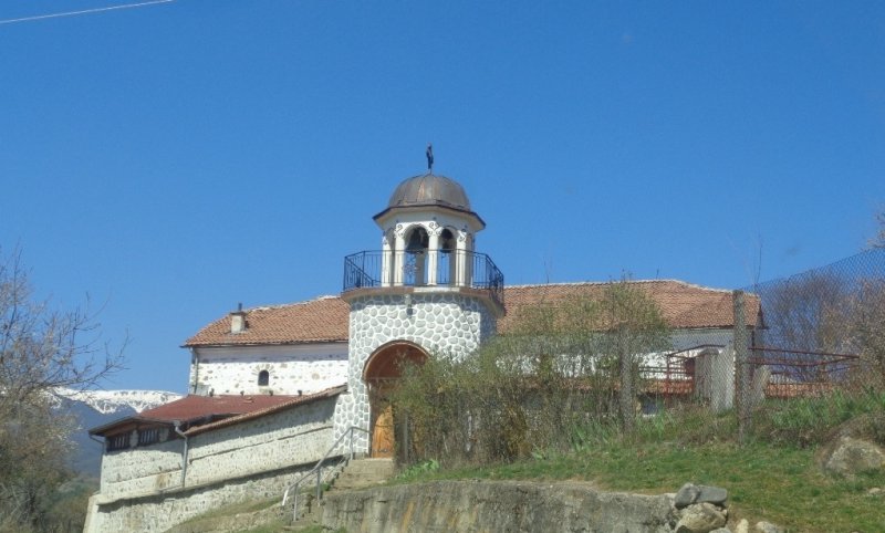 Спасиха 188-годишната църква Свето Въведение Богородично в разложкото село Горно