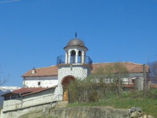 Спасиха 188 годишната църква Свето Въведение Богородично в разложкото село Горно