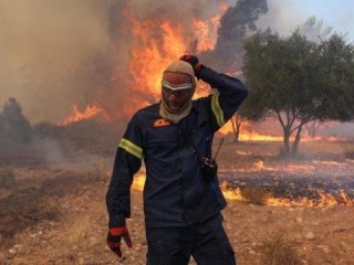 Жителите на остров Родос протестират с искане изгорелите от пожарите