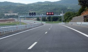 Местните хора подкрепят одобреното трасе на магистрала Струма, което предвижда в посока София да бъде изградено ново трасе извън дефилето, а в посока Гърция да се използва съществуващият път Е-79 след неговата рехабилитация, включваща всички съоръжения