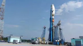 Ракетният ускорител "Союз-2. 1б" с лунния космически кораб "Луна-25" е вдигнат на стартовата площадка преди предстоящото му изстрелване на космодрума "Восточний" в Амурска област, Русия, 8 август 2023 г. Roscosmos/Handout via REUTERS