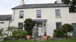 Крал Чарлз и кралица Камила позират пред имота си в Уелс Llwynywermod на тази снимка преди прием за напитки през 2019 г.