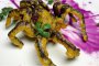 Тази тарантула темпура с лилаво картофено пюре е едно от творенията на нюйоркския готвач Джоузеф Юн, базирани на буболечки. Той е изпълнителен директор на Brooklyn Bugs - организация, която иска да нормализира употребата на ядливи насекоми.