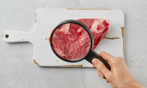 Култивираното месо се произвежда чрез директно култивиране на животински клетки, като се премахва необходимостта от отглеждане на животни за храна. Сингапур беше първата държава, която разреши продажбата на култивирано месо през декември 2020 г. , последвана от САЩ.