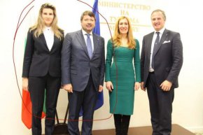 Марко Монтеки (вляво) и съпругата му по време на среща с бившия министър на туризма Николина Ангелкова