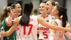 
Отборът на България започна с победа участието си в груповата фаза на европейското първенство по волейбол за жени. Българките постигнаха обрат срещу Хърватия и спечелиха с 3:1 (23:25, 25:23, 25:20, 25:18). Воденият от Лоренцо Мичели тим не остави съмнение в превъзходството си в "Арена ди Монца" и дори изоставането в резултата не наруши ритъма в играта на националките. Това е втори пореден успех за България срещу хърватките това лято.