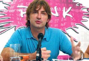 Директорът на Бюрото за социални изследвания (BIRODI) Зоран Гаврилович смята, че тримата опозиционни политици, които бяха главни действащи лица в монтажите на Митрович, със сигурност трябва да подадат жалба в медийния регулатор (РЕМ).
