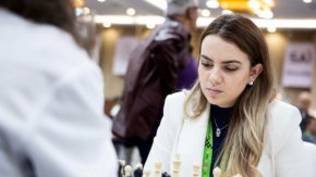 

В неделя е втората партия между двете млади шахматиски, като в нея Салимова ще има правото да играе с белите фигури. Победа ще бъде достатъчна за всяка от двете да спечели Световната купа, а в случай на ново реми в понеделник ще бъде изигран тайбрек по бърз шах за определяне на шампионката.
