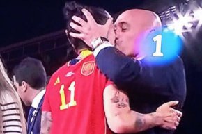 Рубиалес беше широко критикуван от испанските политици, а министърът на равенството Ирене Монтеро заяви, че това е проява на "сексуално насилие" Испанският министър на културата и спорта Микел Исета заяви, че целувката е "неприемлива" в понеделник по испанската телевизия.