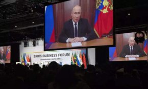 Настоящата среща на върха на БРИКС се провежда от 22 до 24 август в Йоханесбург, Южна Африка, и в нея участват над 40 чуждестранни лидери. Русия е представена лично от външния министър Сергей Лавров, а президентът Путин участва чрез видеовръзка.
