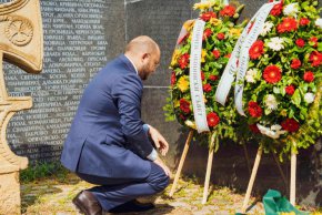 "На Европейския ден в памет на жертвите на нацизма и комунизма отдадохме почит на загиналите българи. Трябва да помним зверствата, извършени в България от престъпния комунистически режим. Ние, младите хора, често си мислим, че миналото е далеч и то никога няма да се повтори. Спомените избледняват, поколенията се менят и се правят опити да се подмени историческата истина, а тя е само една – България е платила жестока цена за демократичното си развитие.