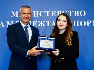 Тя беше наградена с почетен плакет на Министерството на младежта