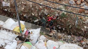 Индия, гласът на бедните, разчиства бедняшките квартали 