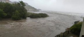 
Град Ахтопол е под вода. Дъждът там е станал пороен рано тази сутрин.  От ФБ групата Царево разпространиха видео на отнесения от водата плаж Нестинарка.