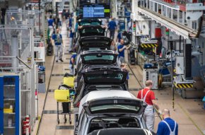 Бъдещето на немското автомобилостроене е изложено на риск поради "токсичните" цени на енергията, предупреди председателят на Асоциацията на автомобилната индустрия Хилдегард Мюлер.   