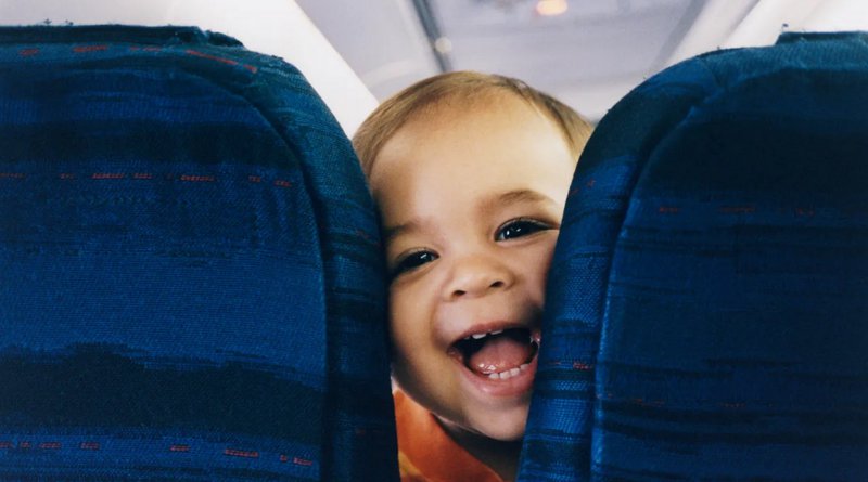 Детето рита облегалката на седалката ви в самолета? Това е