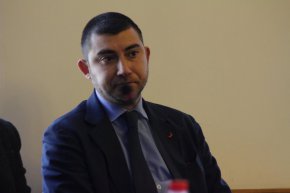 .

Напомняме, че Контрера е шеф на Областния комитет на ВМРО за София, вече 2 мандата е общински съветник в СОС и е бил председател на Комисията по транспорт и пътна безопасност към съвета. Той е юрист със специализация в областта на административното право.