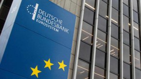 
"В допълнение към сдържаността на потребителите, нарастващата слабост на индустрията също натежава върху икономическото представяне“, добави централната банка на Германия.