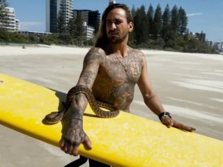 Австралийските власти глобиха сърфист който се носи по вълните със