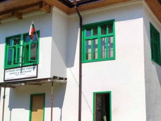 Стогодишното училище в санданското село Лешница отново отвори врати след