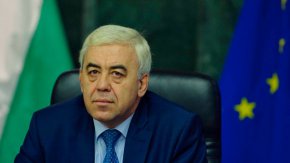 
Председателят на Българския хелзинкски комитет (БХК) Красимир Кънев коментира, че по случая със застреляния от полицай 18-годишен Светльо Младенов "е налице флагрантно (фрапантно) нарушение на закона".
