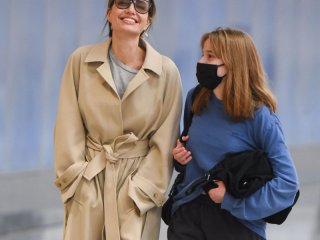 Анджелина Джоли и дъщеря й Вивиен бяха уловени от папараците