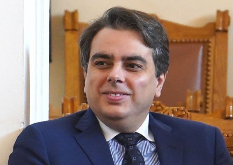 Асен Василев, който като служебен финансов министър отписа датата 01.01.2023