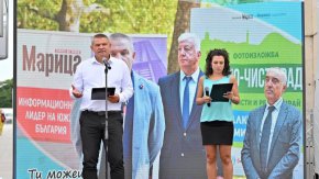 Вестник Марица, който определя себе си като Информационния лидер на Южна България, застана с името и главата си зад главния редактор Руси Чернев, включително на винилите зад сцената на откриването на кампанията му в неделя