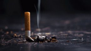 Според правителството тютюнопушенето е "най-големият предотвратим убиец" във Великобритания, като причинява всеки четвърти случай на рак и води до 64 000 смъртни случая годишно в Англия. Правителството заяви, че предложената мярка ще спаси "десетки хиляди животи", ще намали разходите за здравеопазване и ще стимулира икономиката с до 85 милиарда паунда (103 милиарда долара) до 2075 г. 