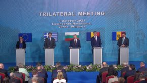 Денков е домакин на тристранна среща, на която участват премиерите на Гърция Кириакос Мицотакис и на Румъния Йон-Марчел Чолаку