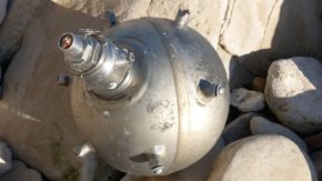 Откритият балон за въздух от зенитна ракета на брега край Балчик 