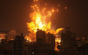 Ракета се взривява в град Газа по време на израелски въздушен удар на 8 октомври 2023 г. (MAHMUD HAMS / AFP)