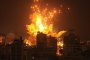 Ракета се взривява в град Газа по време на израелски въздушен удар на 8 октомври 2023 г. (MAHMUD HAMS / AFP)