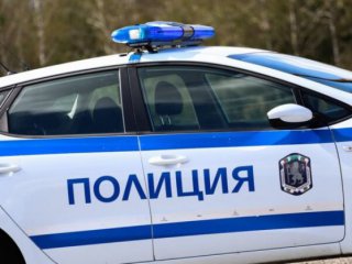 Полицейски служител е намушкан с нож в гърдите в Казанлък