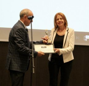 Столичният кмет Йорданка Фандъкова получи награда за цялостен принос към строителството в деня на старта на изграждането на интермодален терминал на метролиниите и нова метростанция в квартал Обеля