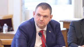 
“Силно загрижени сме от информацията за още бедстващи българи в зоната на военните действия в Израел”, заяви депутатът от ДПС Делян Пеевски.