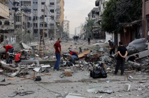 Палестинци проверяват щетите след израелските удари в северната част на Газа в сряда. Мохамед Салем/Reuters