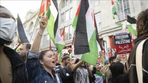 Протестиращи в подкрепа на Палестина се събират пред посолството на Израел в Лондон