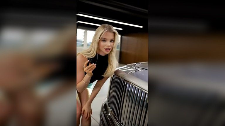 Руският модел Алла Бурлетова, звездата от неотдавнашната реклама на Bentley,