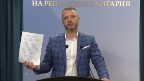 Делян Добрев от ГЕРБ-СДС направи изявление, като показа текстовете от закона, чието отлагане носи на "Лукойл" по 3 млн. лева на ден.
