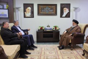 Лидерът на ливанската "Хизбула" Сайед Хасан Насрала (вдясно) се среща с генералния секретар на "Джихад" Зияд ал-Нахала и заместник-лидера на "Хамас" шейх Салех ал-Арури на неидентифицирано място на снимка, публикувана на 25 октомври. Медийна служба на Хизбула/Ройтерс
